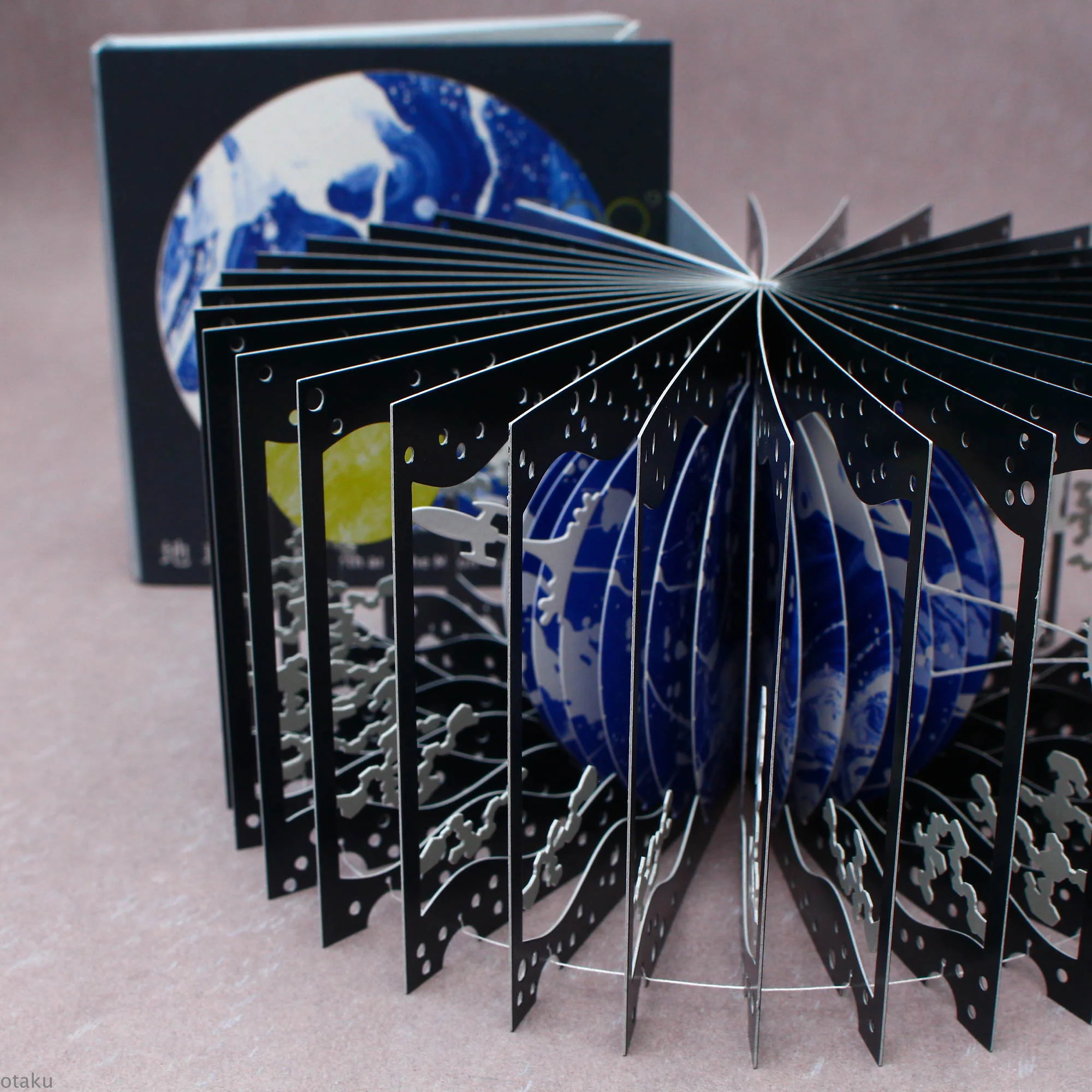 360° Degree BOOK - Earth and the Moon - Image 2